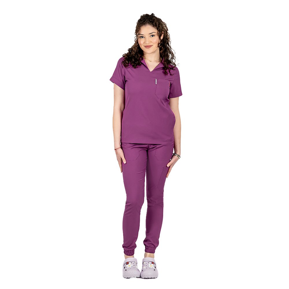 Costum medical stretch polo magenta, cu bluza in V si pantaloni tip jogger, cu snur si elastic