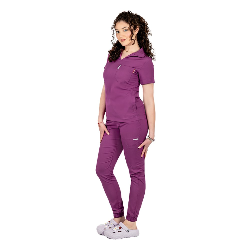 Costum medical stretch polo magenta, cu bluza in V si pantaloni tip jogger, cu snur si elastic