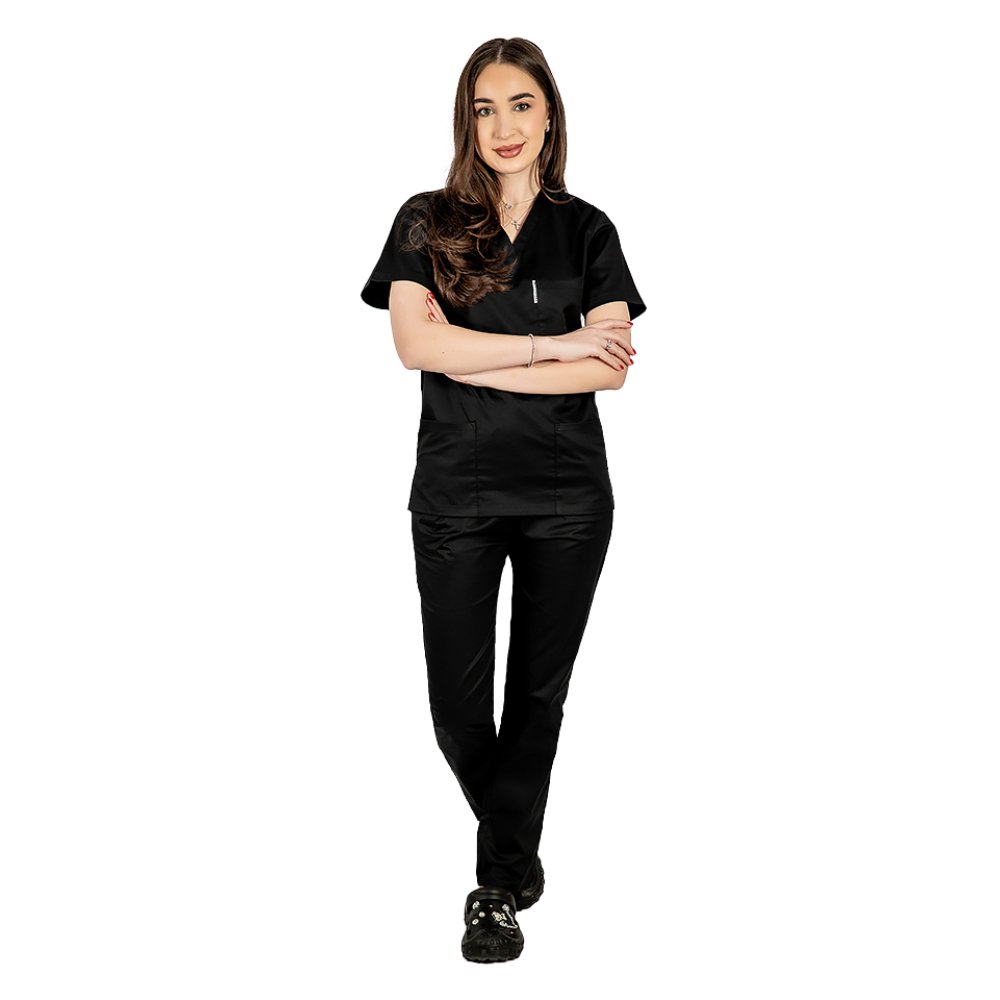 Costum medical negru cu bluza cu anchior in forma V si pantaloni negri cu elastic