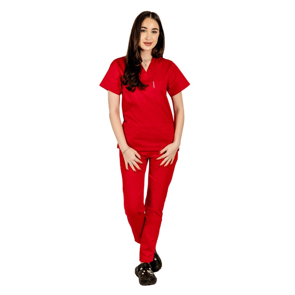 Costum medical rosu, bluza cu anchior in V, trei buzunare si pantaloni cu elastic