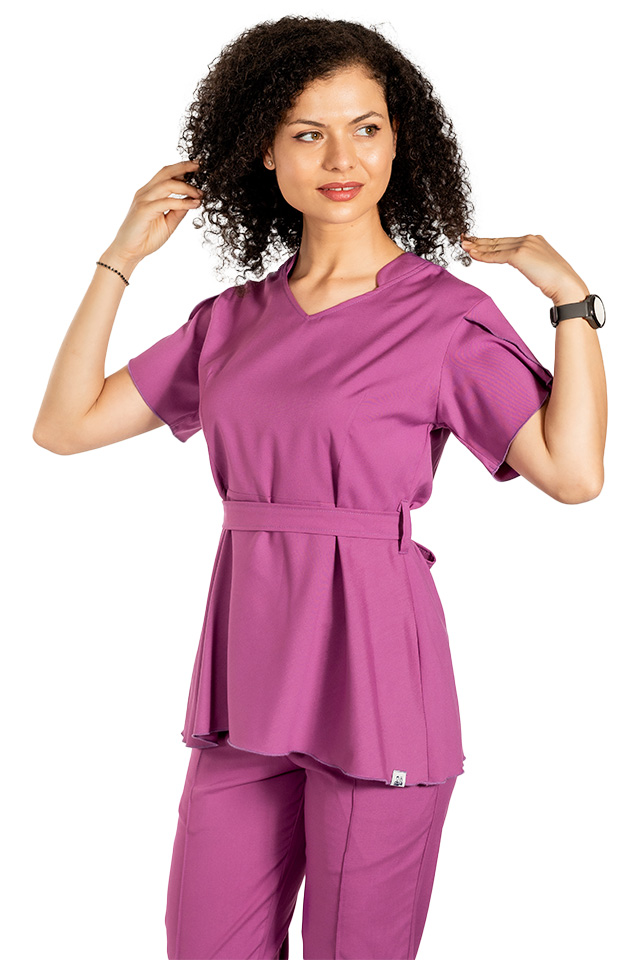 Costum medical stretch Alina, culoare magenta, bluza cu cordon si pantaloni cu snur si elastic