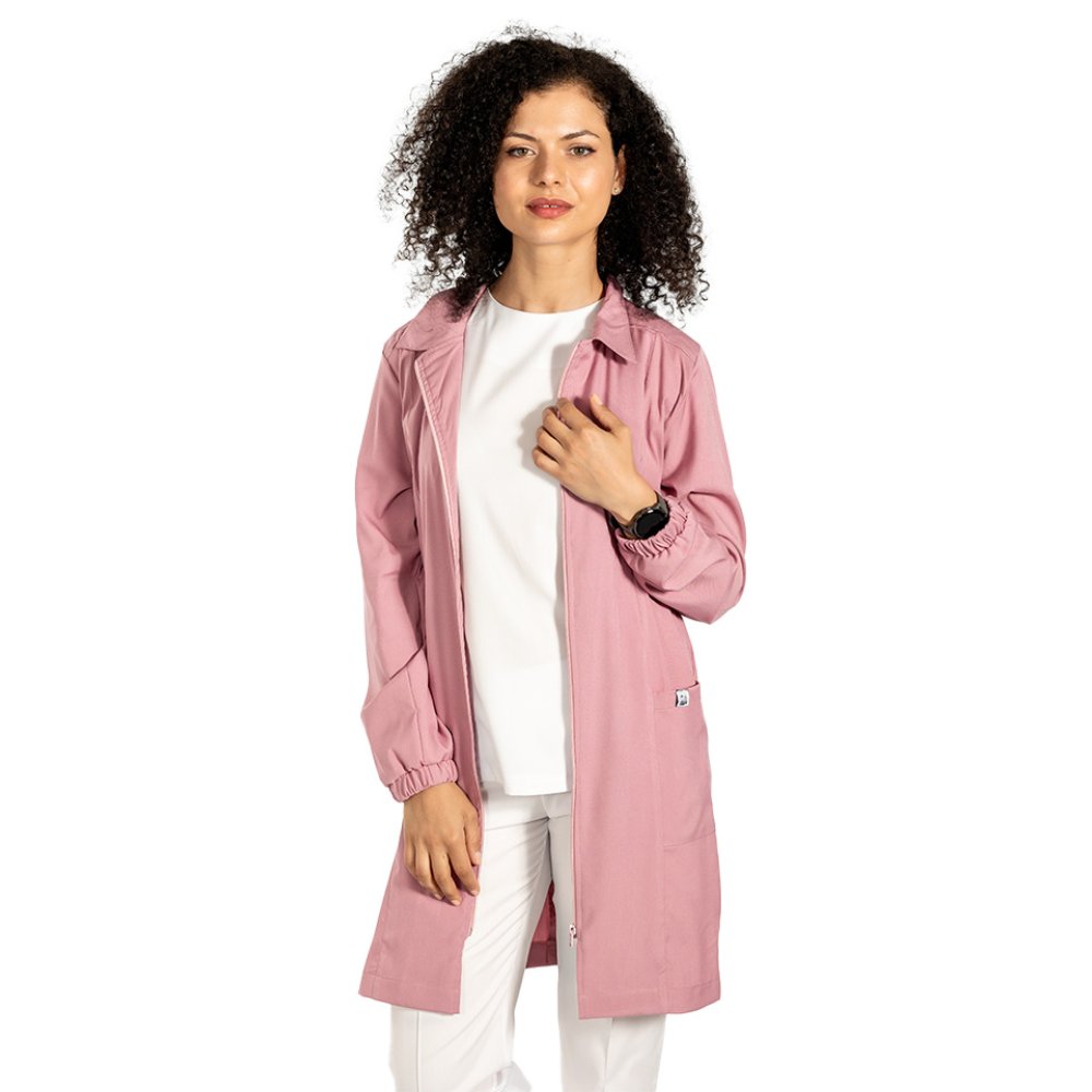 Halat medical roz pudrat de laborator, model dama, cu guler, trei buzunare si maneca lunga