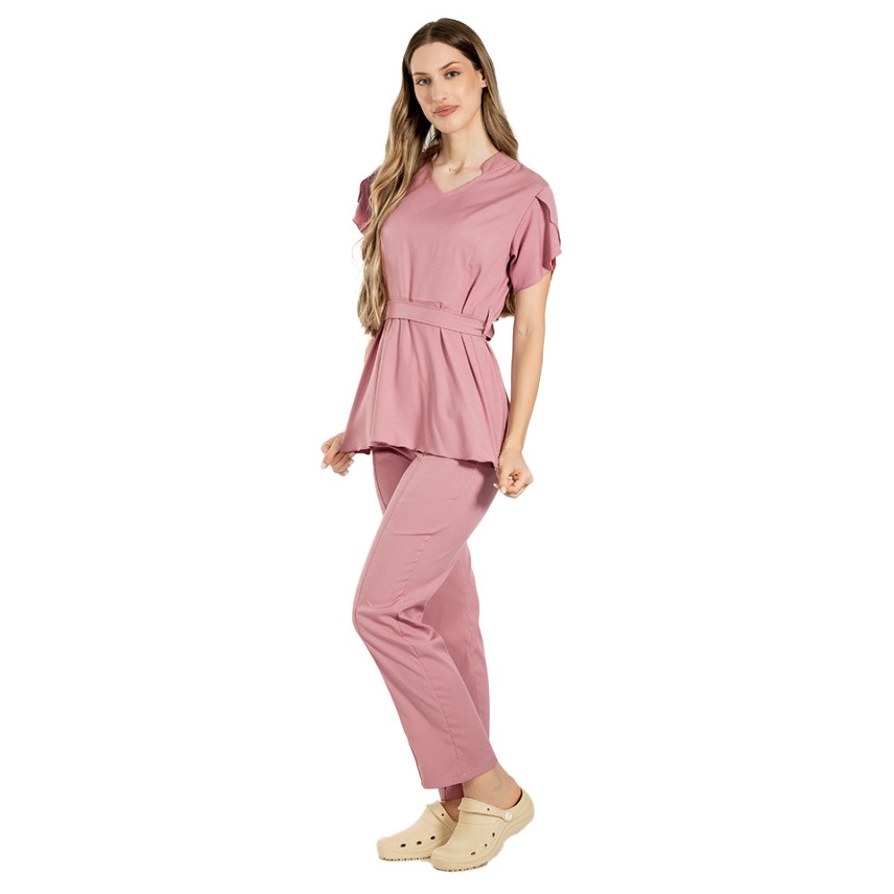 Costum medical stretch Alina, culoare roz pudrat, bluza cu cordon si pantaloni cu snur si elastic