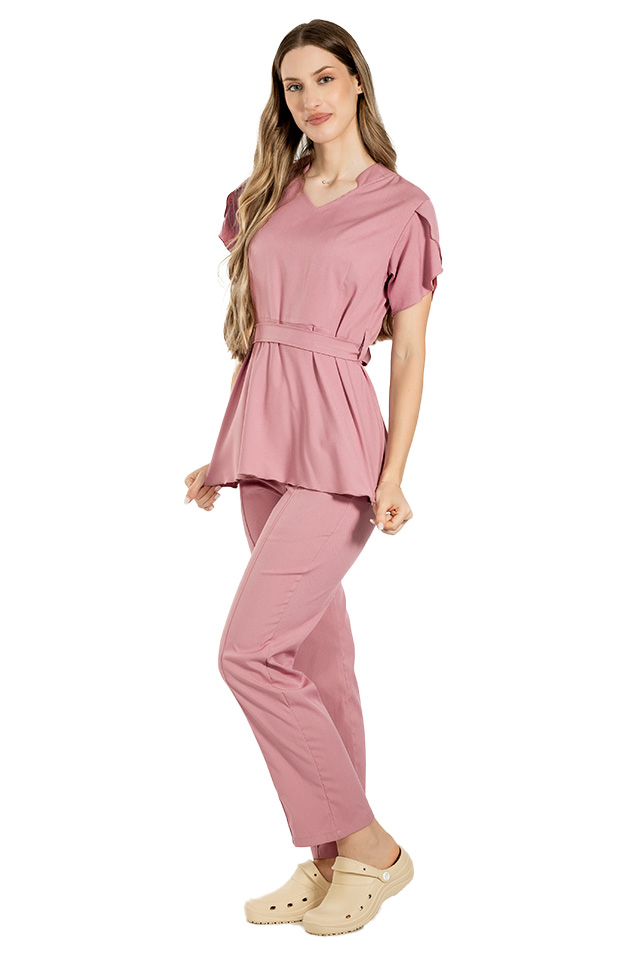 Costum medical stretch Alina, culoare roz pudrat, bluza cu cordon si pantaloni cu snur si elastic