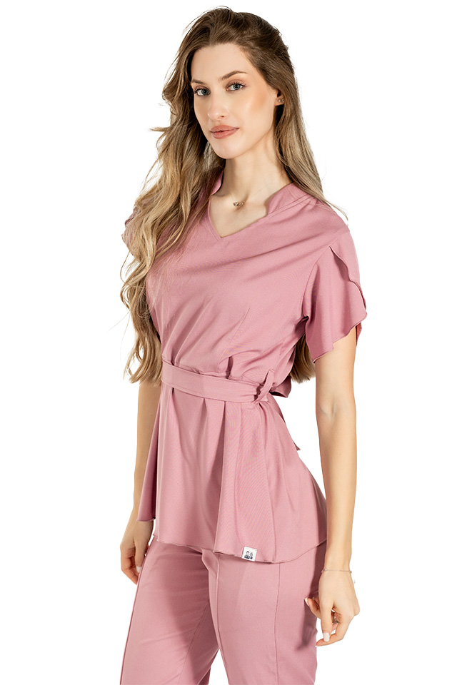 Costum medical stretch Alina, culoare roz pudrat, bluza cu cordon si pantaloni cu snur si elastic