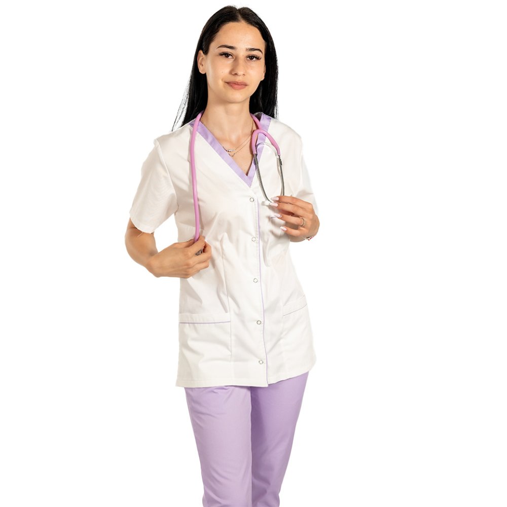 Halat medical cu elastan alb cu paspol lila, capse si trei buzunare aplicate
