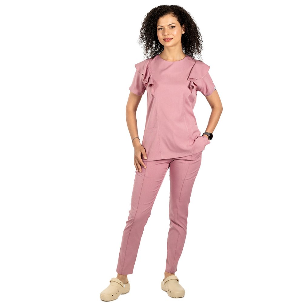 Costum medical stretch Cristina, culoare roz pudrat, bluza cu volane si pantaloni cu snur si elastic