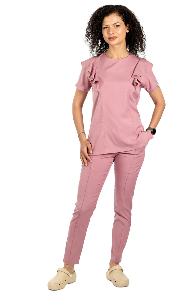 Costum medical stretch Cristina, culoare roz pudrat, bluza cu volane si pantaloni cu snur si elastic