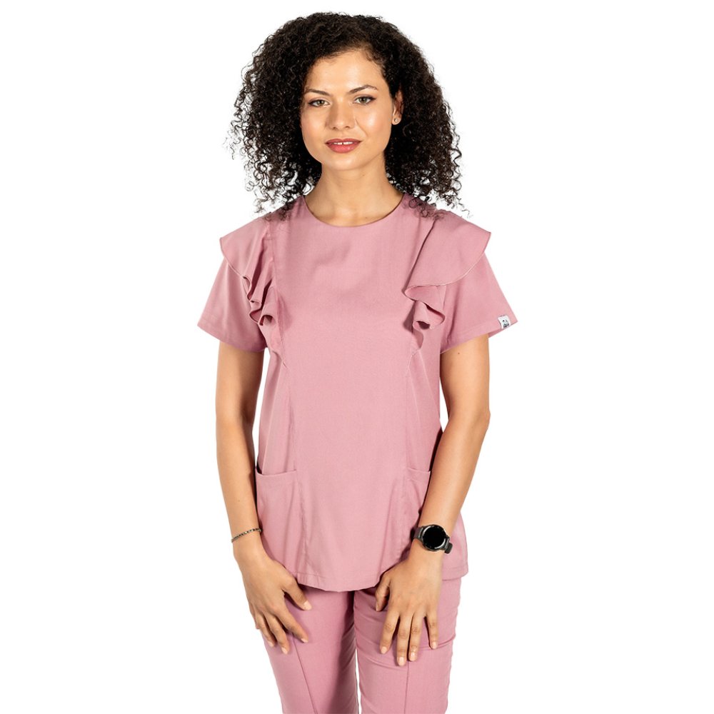 Costum medical stretch Cristina, culoare roz pudrat, bluza cu volane si pantaloni cu snur si elastic