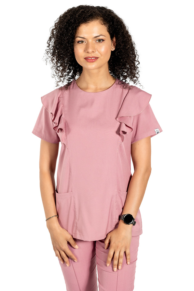 Costum medical stretch Cristina, culoare roz pudrat, bluza cu volane si pantaloni cu snur si elastic