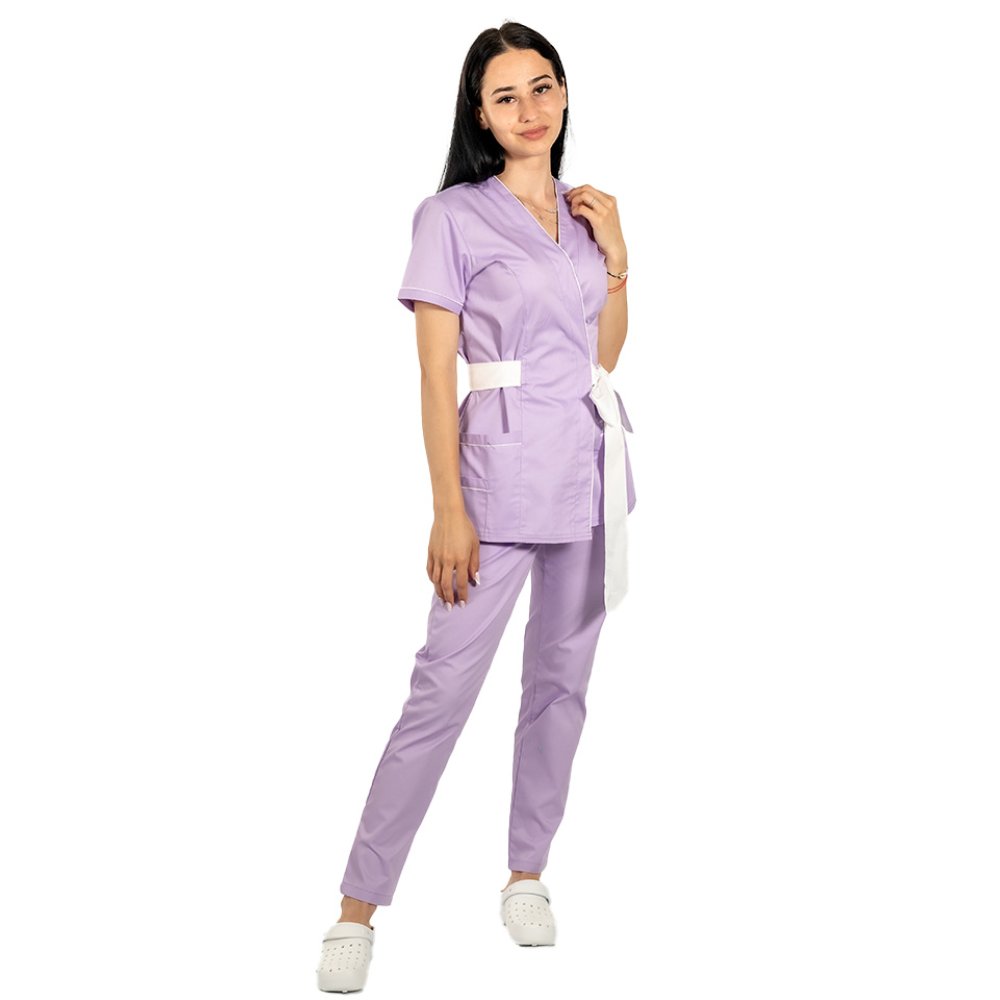 Costum medical kimono lila cu paspol alb, cordon cu legare tip fundita si pantaloni cu elastic