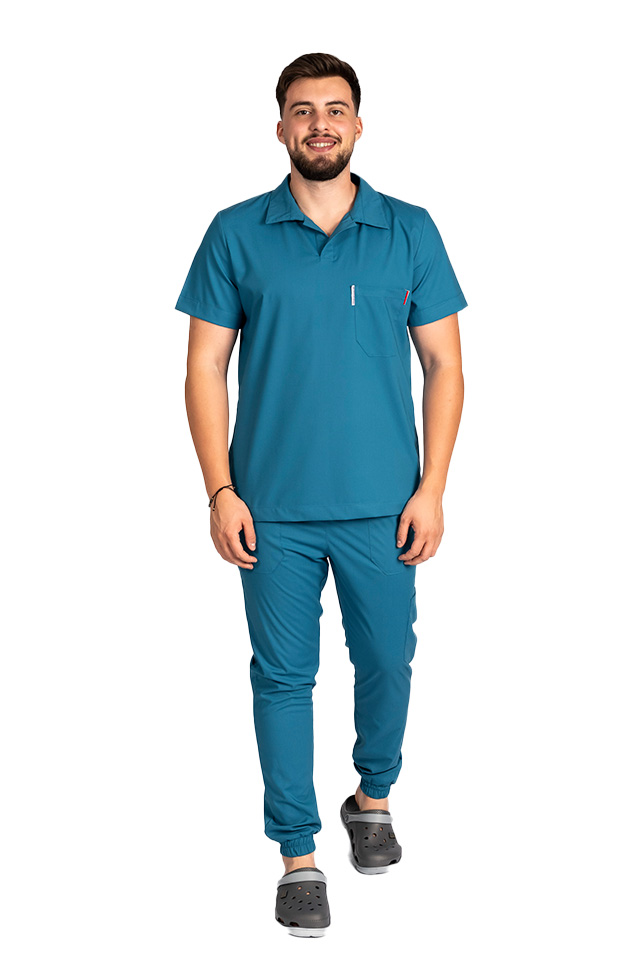 Costum medical stretch polo barbati aqua, cu bluza in V si pantaloni tip jogger, cu snur si elastic