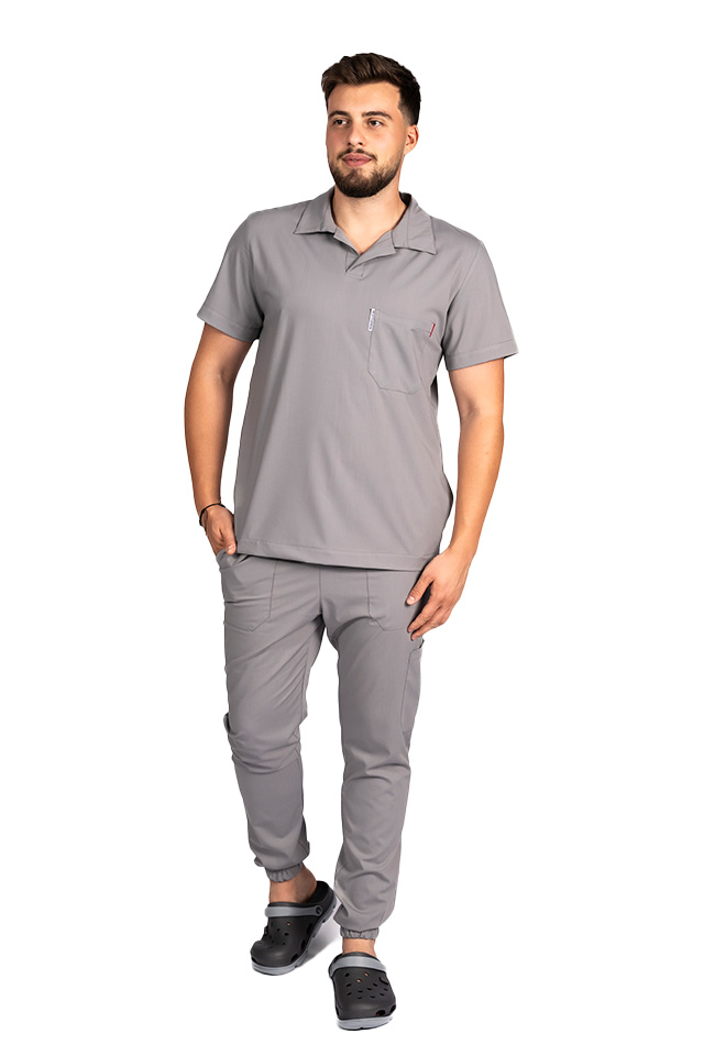 Costum medical stretch polo barbati gri, cu bluza in V si pantaloni tip jogger, cu snur si elastic