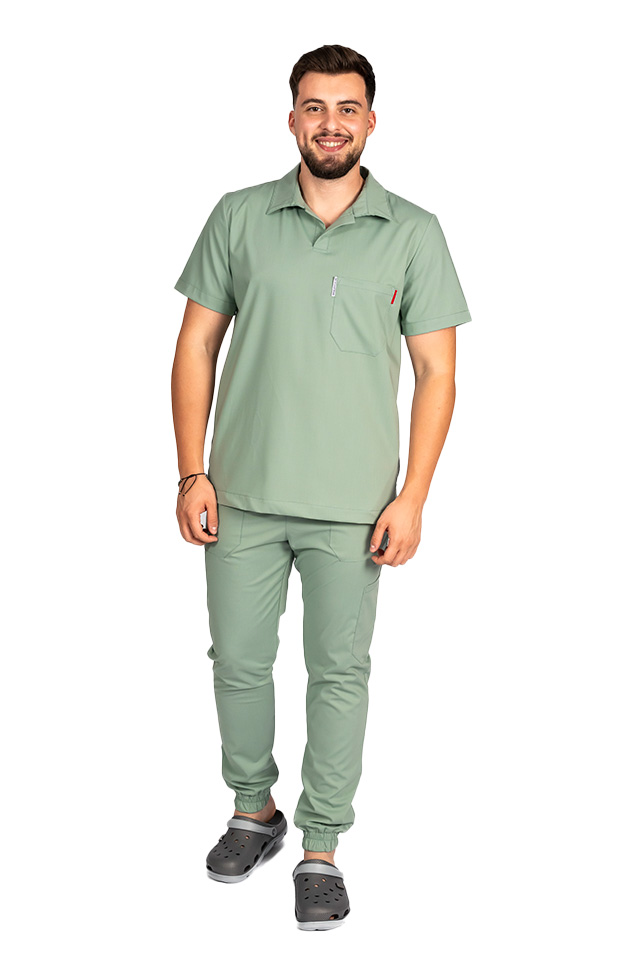 Costum medical stretch polo barbati olive, cu bluza in V si pantaloni tip jogger, cu snur si elastic