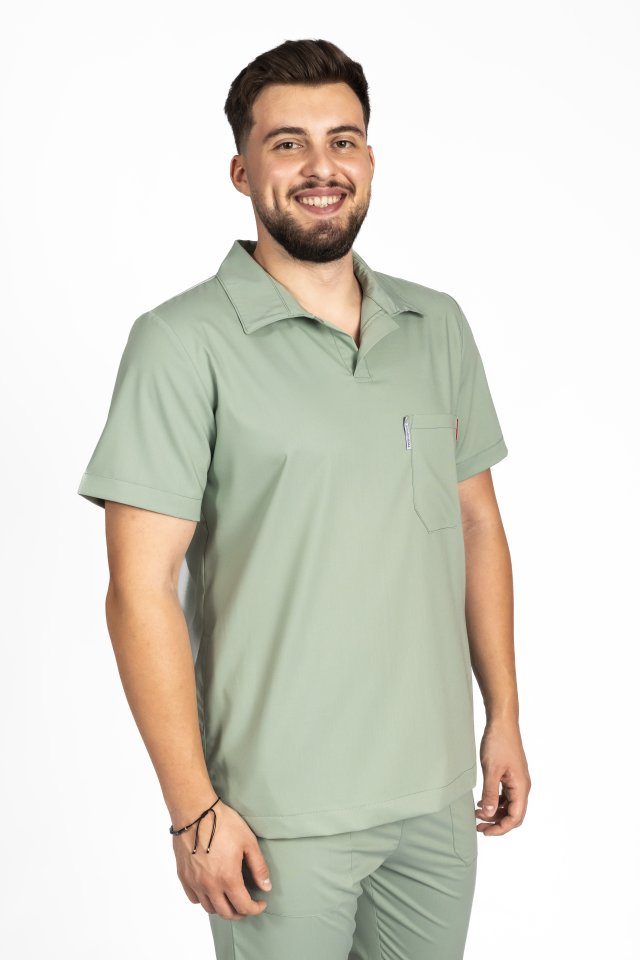 Costum medical stretch polo barbati olive, cu bluza in V si pantaloni tip jogger, cu snur si elastic