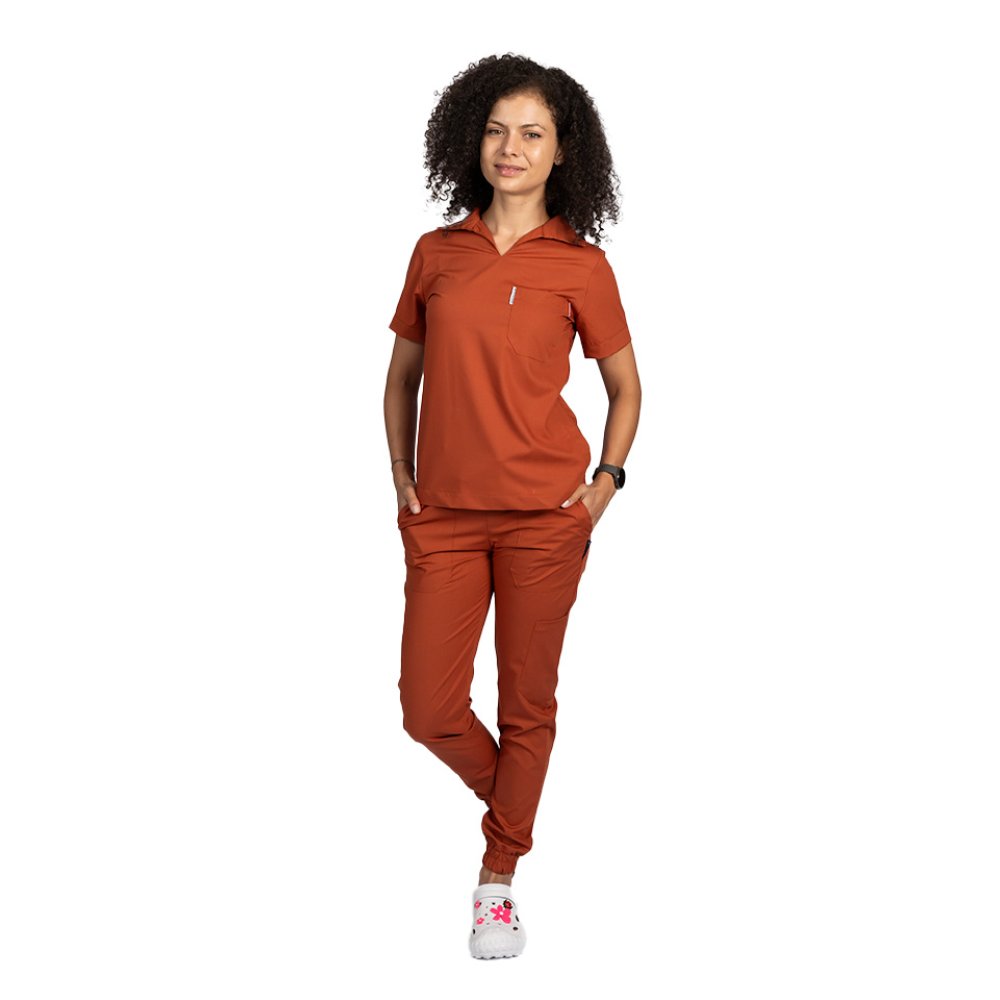 Costum medical stretch polo caramel, cu bluza in V si pantaloni tip jogger, cu snur si elastic