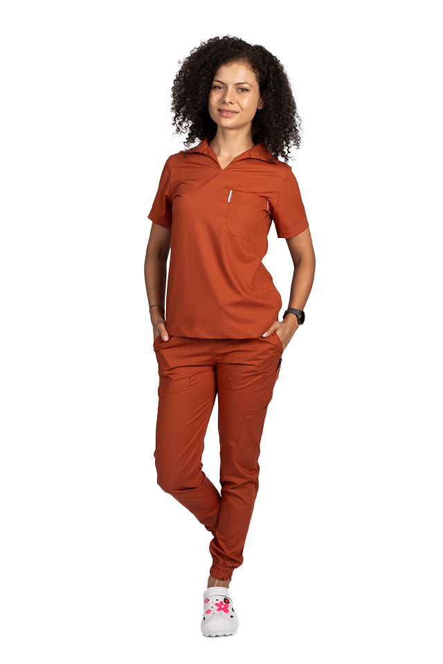 Costum medical stretch polo caramel, cu bluza in V si pantaloni tip jogger, cu snur si elastic