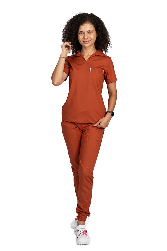 Costum medical stretch polo caramel, cu bluza in V si pantaloni tip jogger, cu snur si elastic