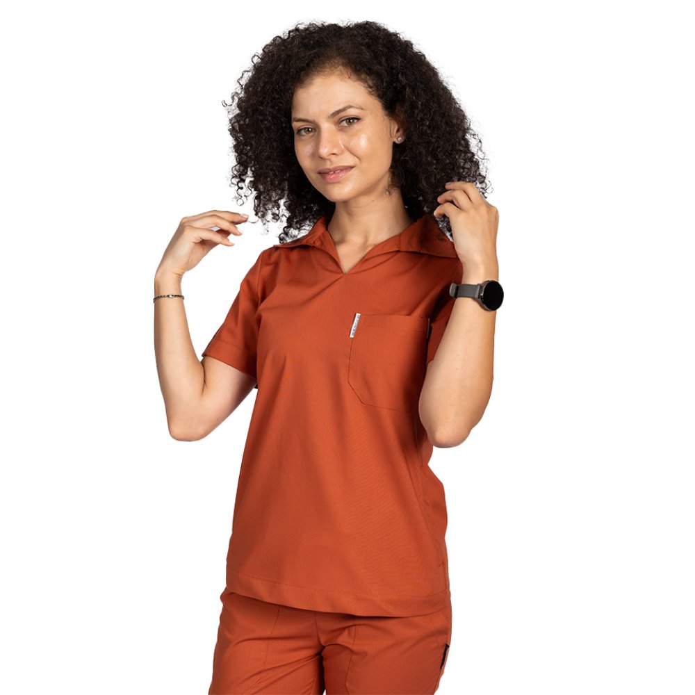Costum medical stretch polo caramel, cu bluza in V si pantaloni tip jogger, cu snur si elastic