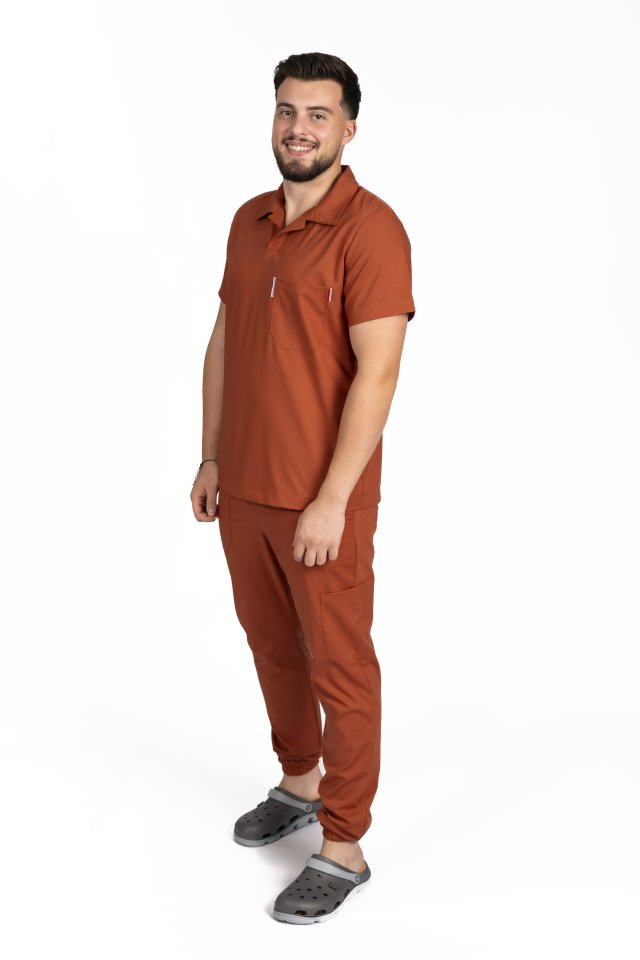 Costum medical stretch polo barbati caramel, cu bluza in V si pantaloni tip jogger, cu snur si elastic