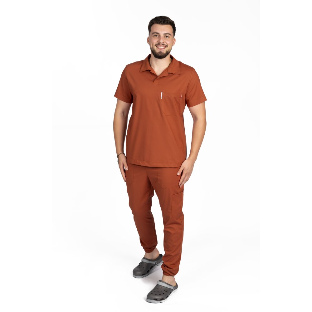 Costum medical stretch polo barbati caramel, cu bluza in V si pantaloni tip jogger, cu snur si elastic