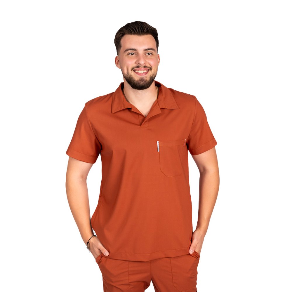 Costum medical stretch polo barbati caramel, cu bluza in V si pantaloni tip jogger, cu snur si elastic