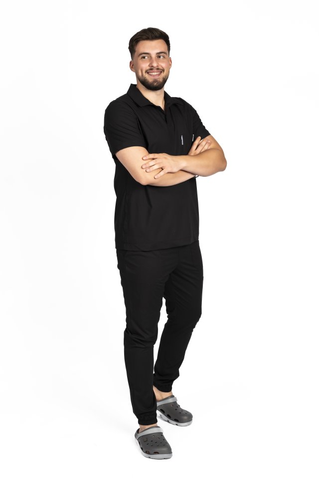 Costum medical stretch polo barbati negru, cu bluza in V si pantaloni tip jogger, cu snur si elastic