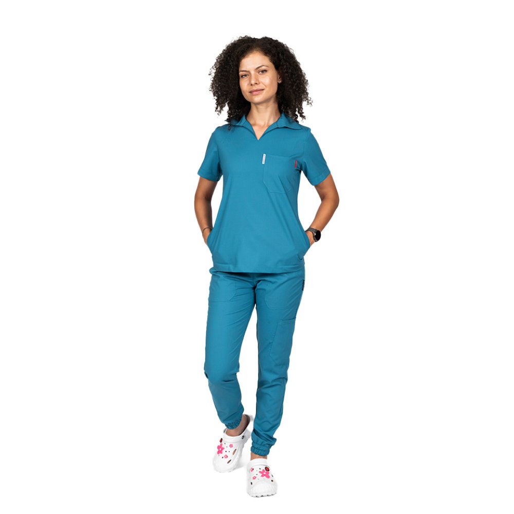 Costum medical stretch polo aqua, cu bluza in V si pantaloni tip jogger, cu snur si elastic
