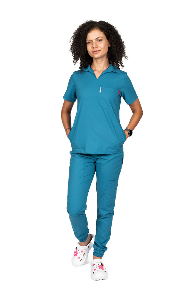 Costum medical stretch polo aqua, cu bluza in V si pantaloni tip jogger, cu snur si elastic