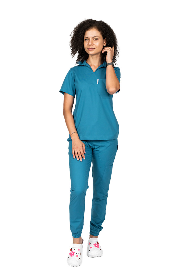 Costum medical stretch polo aqua, cu bluza in V si pantaloni tip jogger, cu snur si elastic