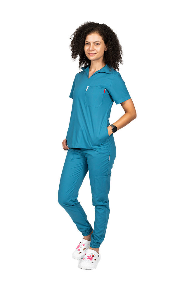 Costum medical stretch polo aqua, cu bluza in V si pantaloni tip jogger, cu snur si elastic