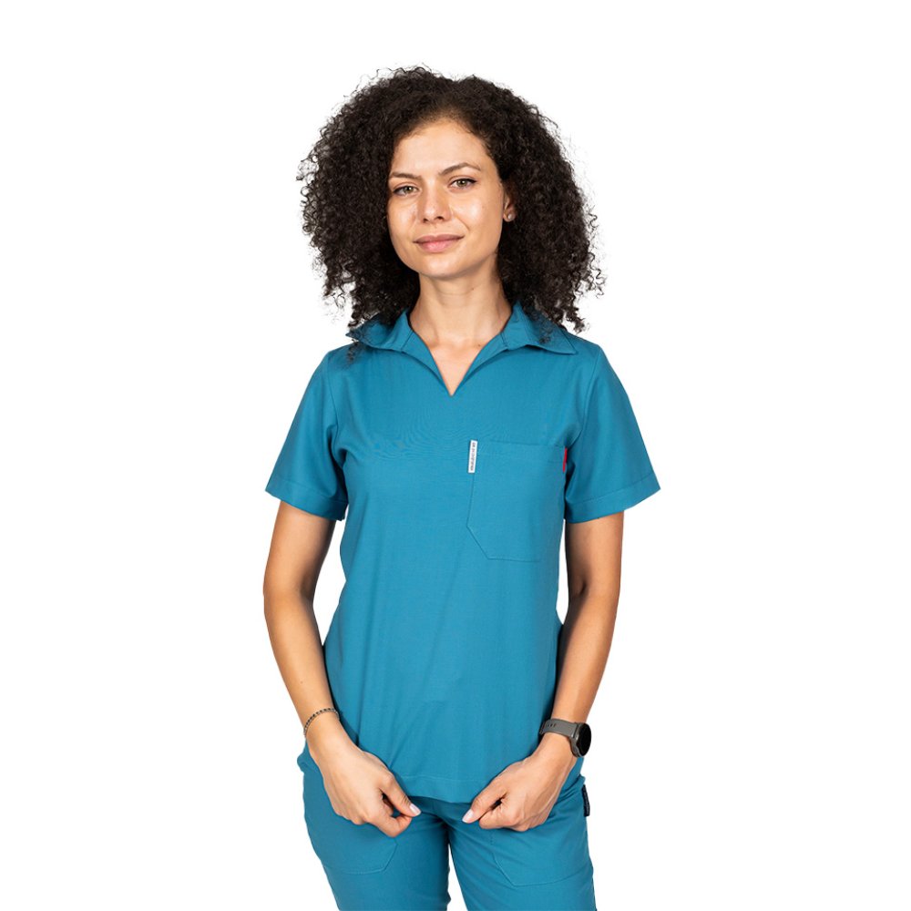 Costum medical stretch polo aqua, cu bluza in V si pantaloni tip jogger, cu snur si elastic