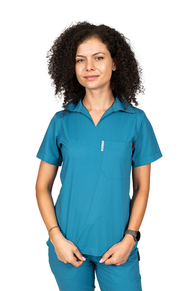 Costum medical stretch polo aqua, cu bluza in V si pantaloni tip jogger, cu snur si elastic