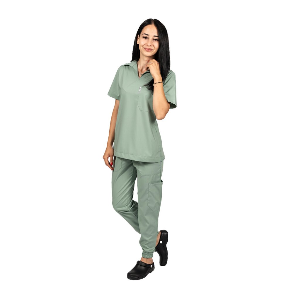 Costum medical stretch polo olive, cu bluza in V si pantaloni tip jogger, cu snur si elastic
