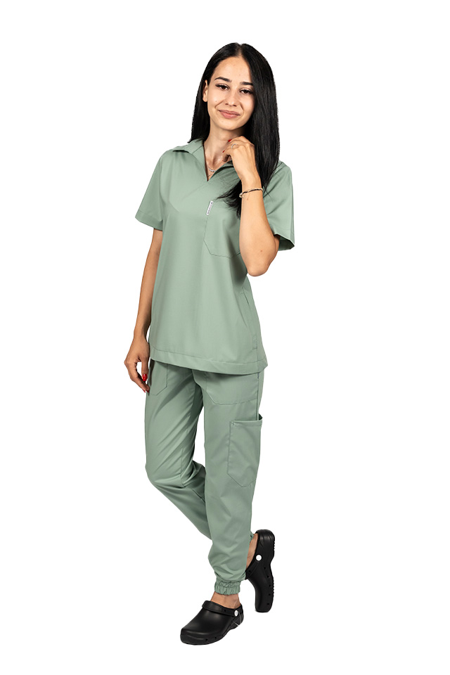Costum medical stretch polo olive, cu bluza in V si pantaloni tip jogger, cu snur si elastic