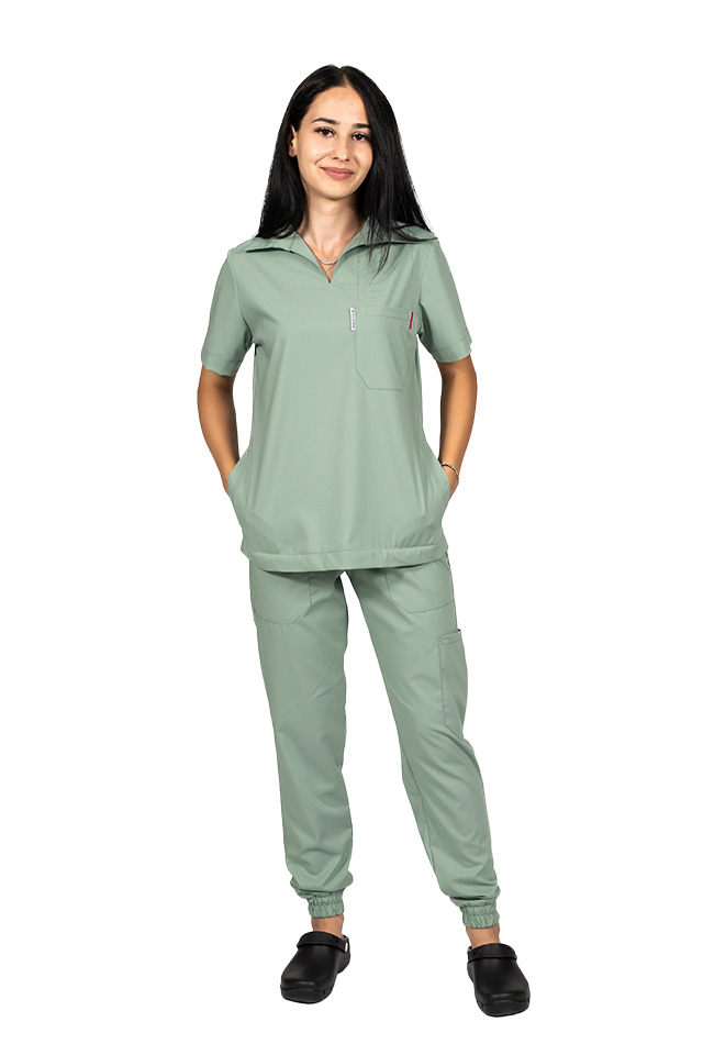 Costum medical stretch polo olive, cu bluza in V si pantaloni tip jogger, cu snur si elastic