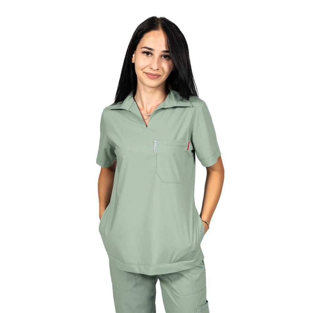 Costum medical stretch polo olive, cu bluza in V si pantaloni tip jogger, cu snur si elastic
