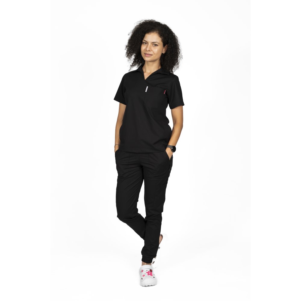 Costum medical stretch polo negru, cu bluza in V si pantaloni tip jogger, cu snur si elastic