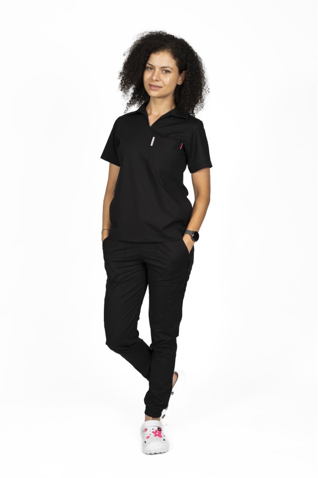 Costum medical stretch polo negru, cu bluza in V si pantaloni tip jogger, cu snur si elastic