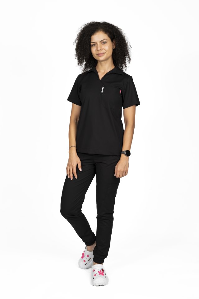 Costum medical stretch polo negru, cu bluza in V si pantaloni tip jogger, cu snur si elastic
