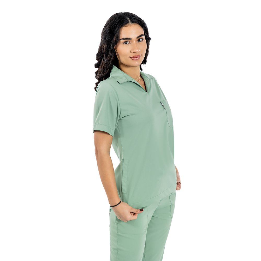 Costum medical stretch polo olive, cu bluza in V si pantaloni tip jogger, cu snur si elastic