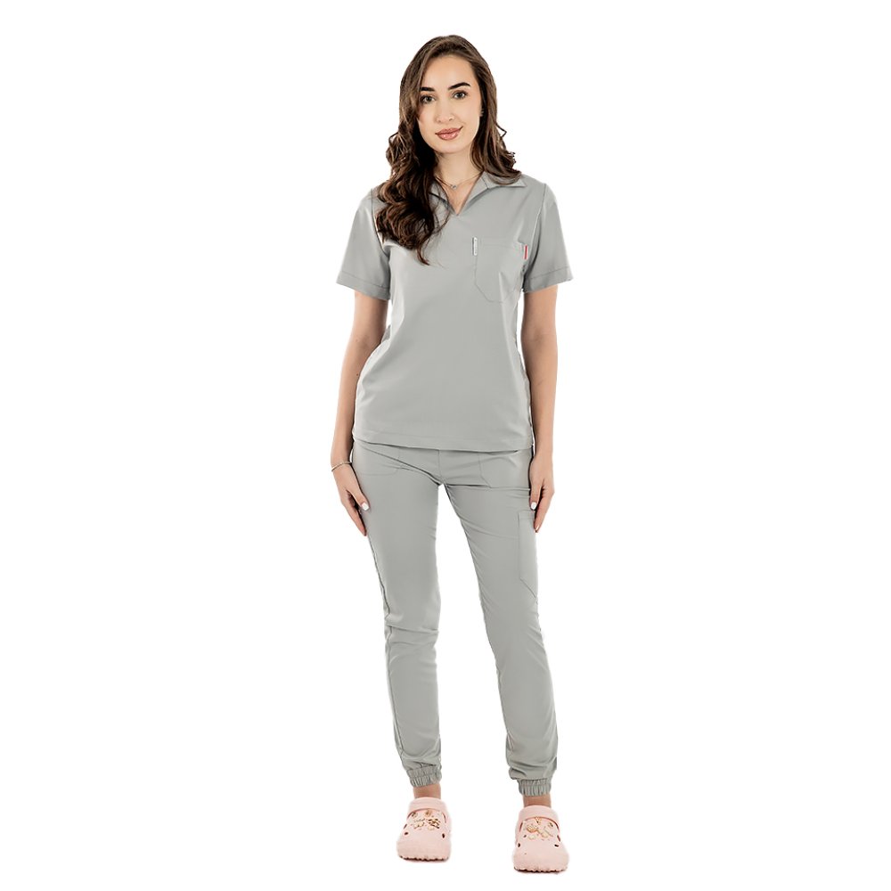 Costum medical stretch polo gri, cu bluza in V si pantaloni tip jogger, cu snur si elastic