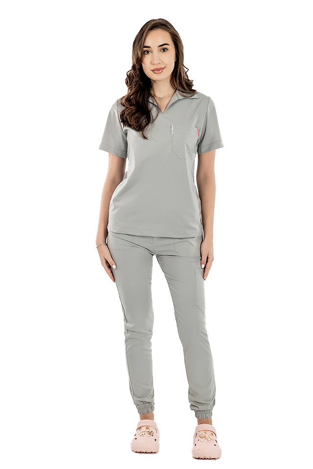 Costum medical stretch polo gri, cu bluza in V si pantaloni tip jogger, cu snur si elastic