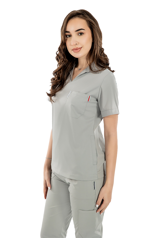 Costum medical stretch polo gri, cu bluza in V si pantaloni tip jogger, cu snur si elastic
