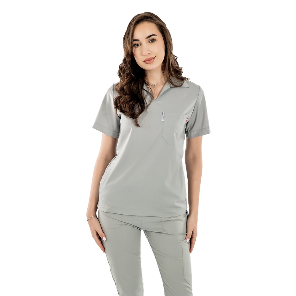 Costum medical stretch polo gri, cu bluza in V si pantaloni tip jogger, cu snur si elastic