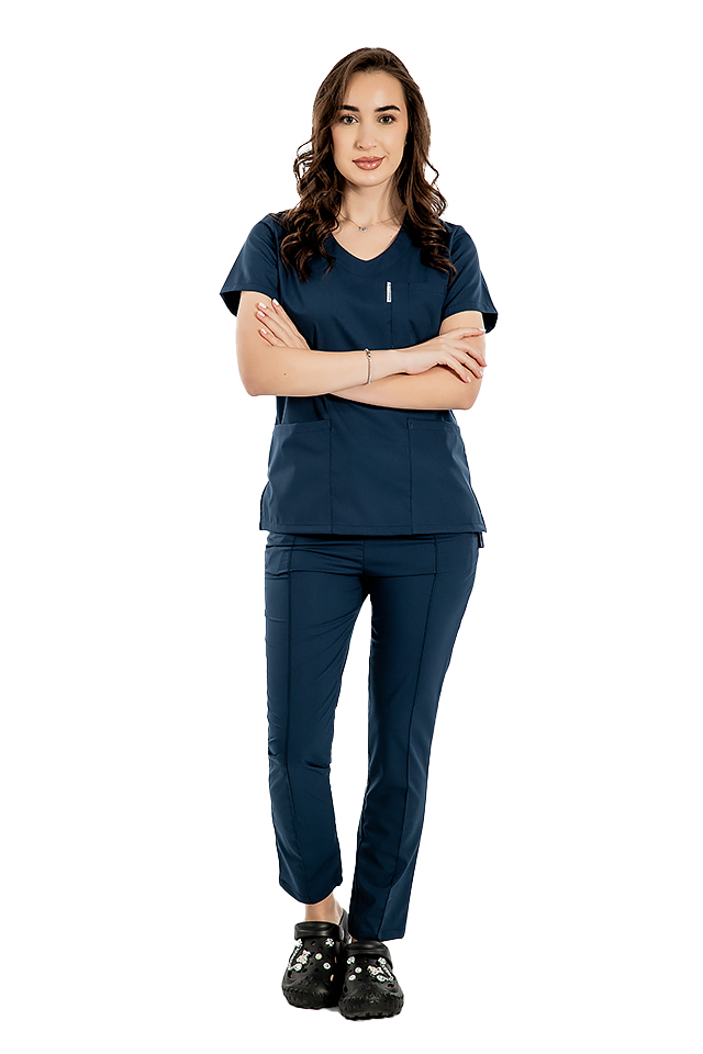 Costum medical stretch bleumarin cu bluza in V si pantaloni cu snur si elastic Costum medical stretch bleumarin cu bluza in V si pantaloni cu snur si elastic