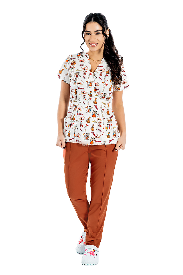 Costum medical kimono stretch Flintstone cu bluza imprimata si pantaloni stretch caramel cu snur si elastic