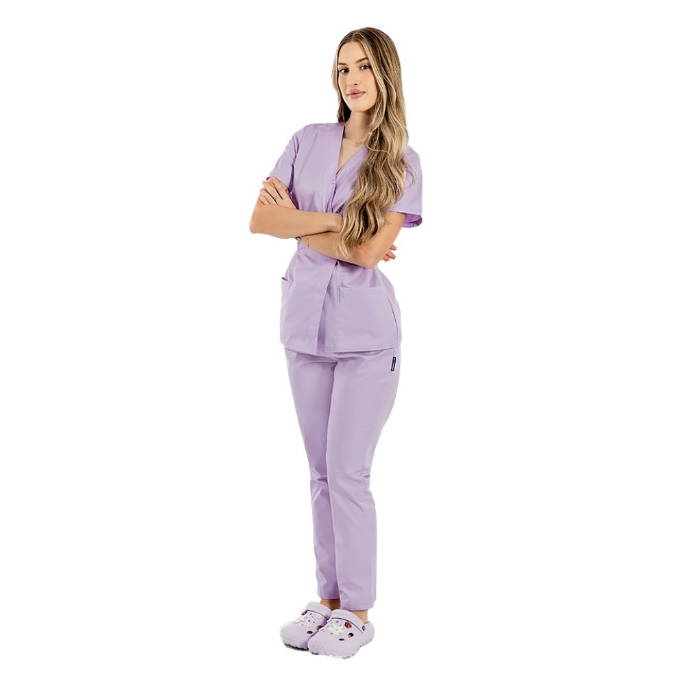 Costum medical lila, cu bluza tip kimono si pantaloni cu elastic