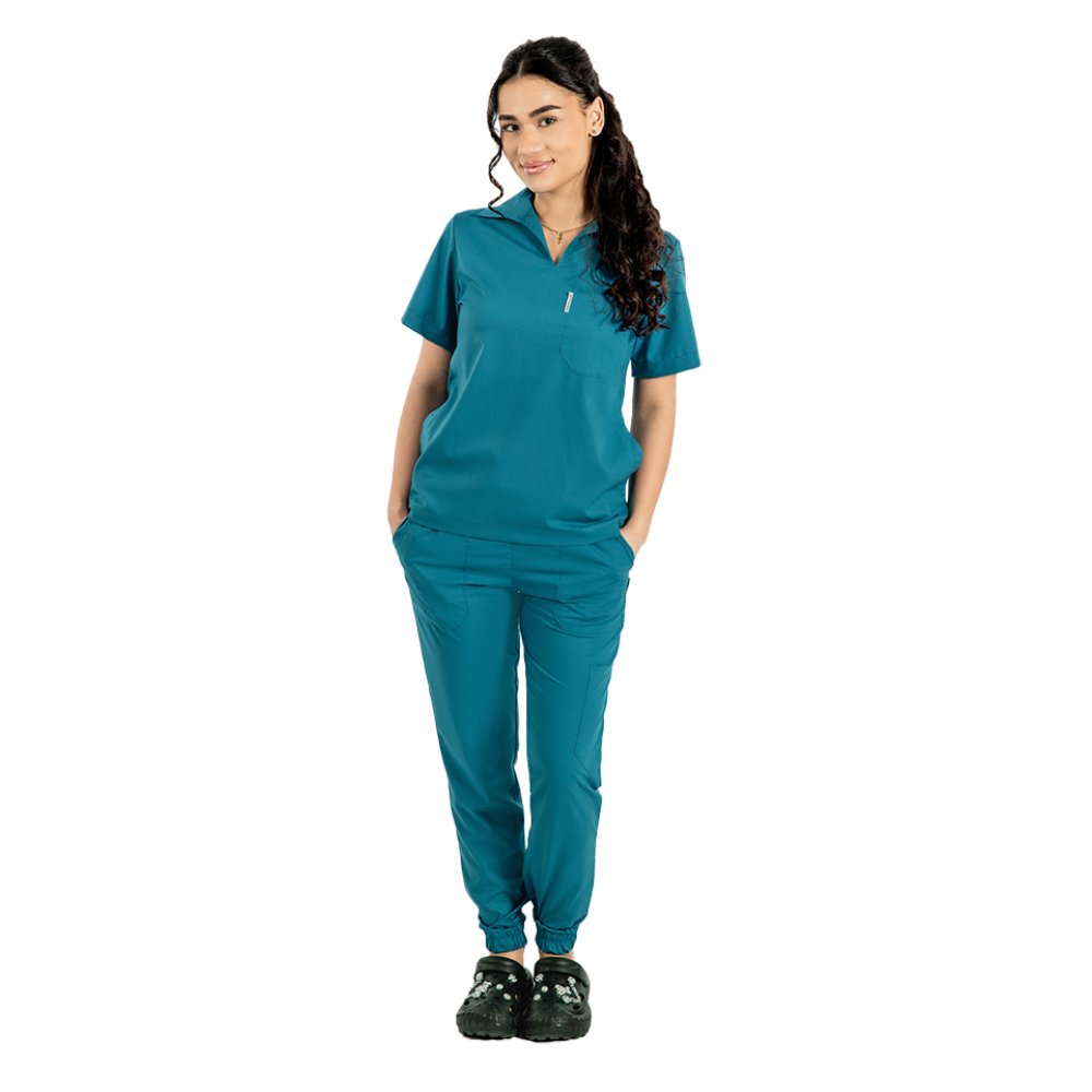Costum medical stretch polo aqua, cu bluza in V si pantaloni tip jogger, cu snur si elastic