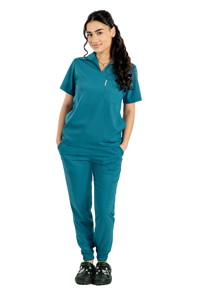 Costum medical stretch polo aqua, cu bluza in V si pantaloni tip jogger, cu snur si elastic